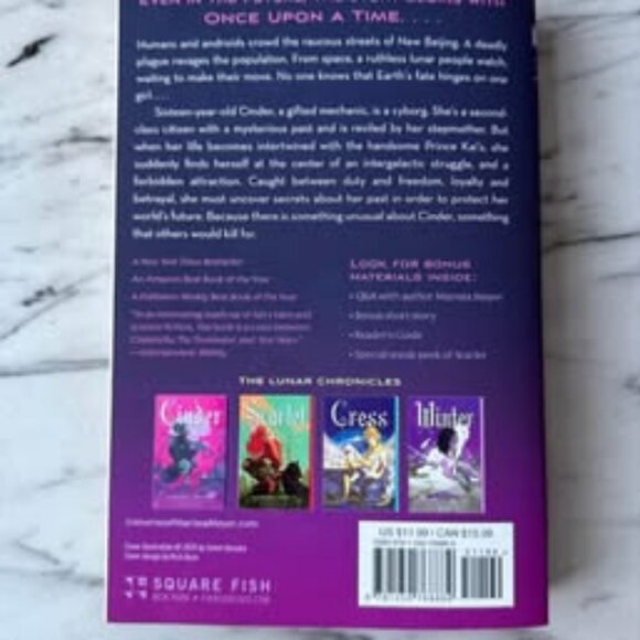 Cinder (Book 1 of the Lunar Chronicles) by Marissa Meyer - Paperback - Picture 2 of 3